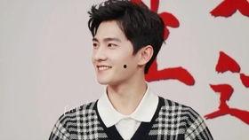 杨洋搞笑爆料视频,笑料连连，揭秘明星幕后趣事  第2张